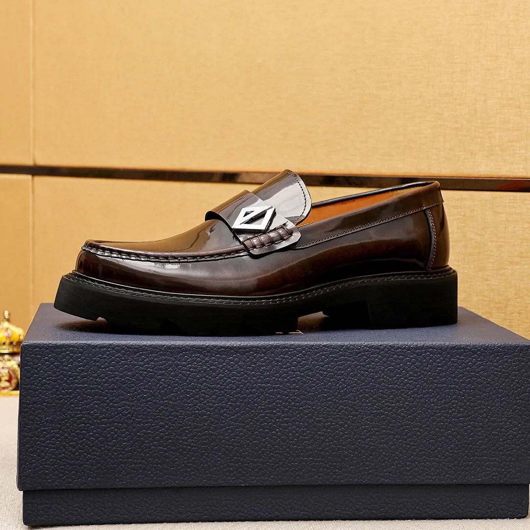 Men's shoes 💰480 💐 Product trademark: Dior "Dior" casual leather shoes Regular size: 39-44 (45🉑️customized) Product materials: Selected Italian imported first-layer beaded cowhide upper + classic hardware buckle, imported water-dyed 🐂 cowhide lining. Strong three-dimensional visual effect, original outsole Color: 3⃣️colors available